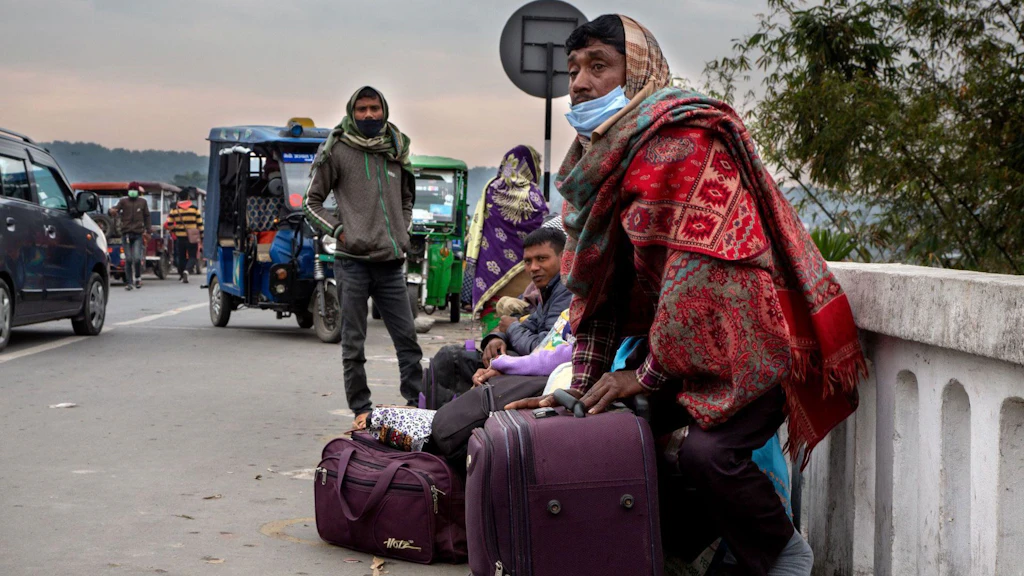 Les travailleurs migrants népalais traversent la frontière orientale pour se rendre en Inde à la recherche d'un emploi.  